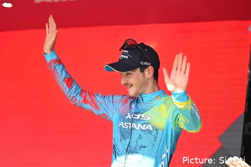 Christian Scaroni viert op het podium met de armen in de lucht