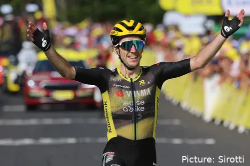 Simon Yates komt zegevierend over de finish