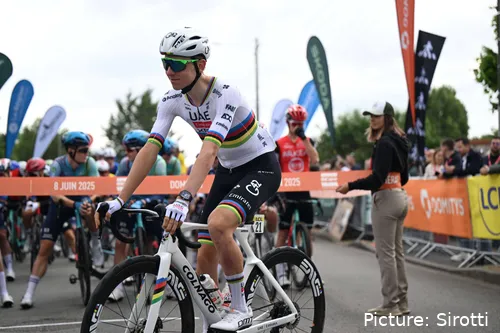 Tadej Pogacar in de regenboogtrui