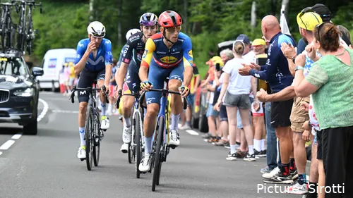 Carlos Verona klaar om in de bergen voor kopman Juan Ayuso te werken