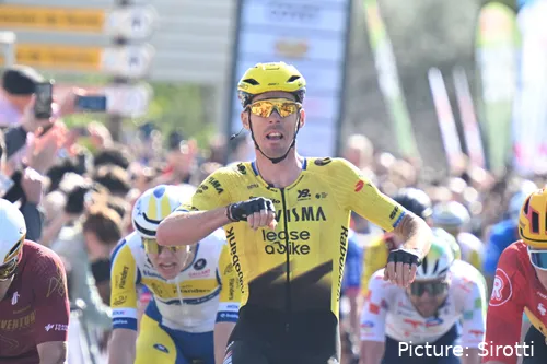 Christophe Laporte balt de vuist bij zijn zege in etappe 1 van de Vuelta a Andalucia 2026