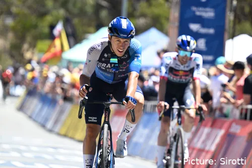 Corbin Strong komt over de finish