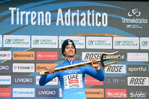 Isaac del Toro poseert met de trofee van Tirreno–Adriatico
