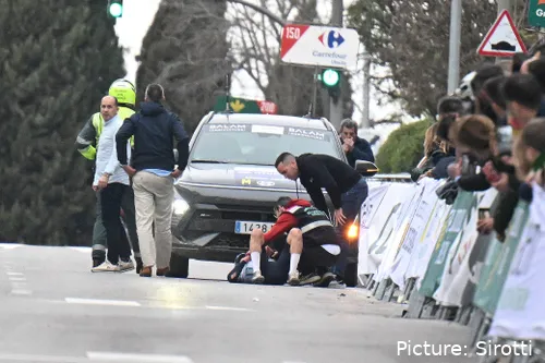 Maxim Van Gils kwam zwaar ten val in de Clasica de Jaen 2026
