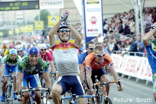 Óscar Freire komt zegevierend over de finish