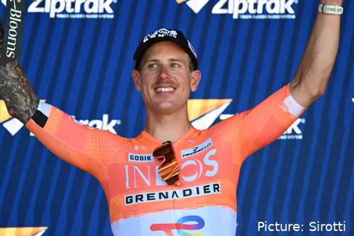 Sam Welsford op het podium na winst in etappe 3 van de 2026 Tour Down Under