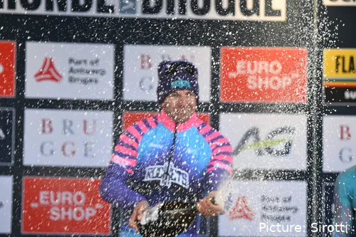 Dylan Groenewegen spuit champagne op het podium