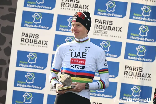 Tadej Pogacar bij Paris-Roubaix 2026