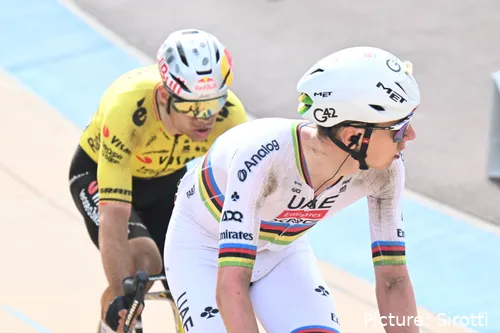 Wout van Aert en Tadej Pogacar tijdens Parijs-Roubaix 2026
