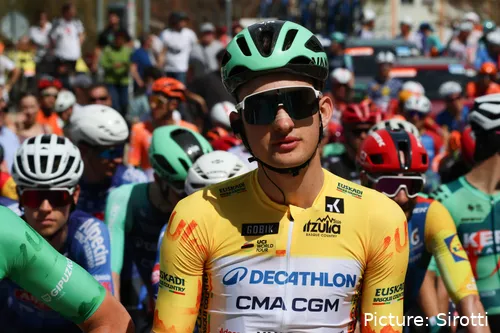 Paul Seixas in de gele trui in de Ronde van Baskenland 2026