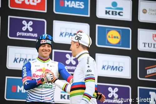 Remco Evenepoel en Tadej Pogacar bij de Ronde van Vlaanderen 2026