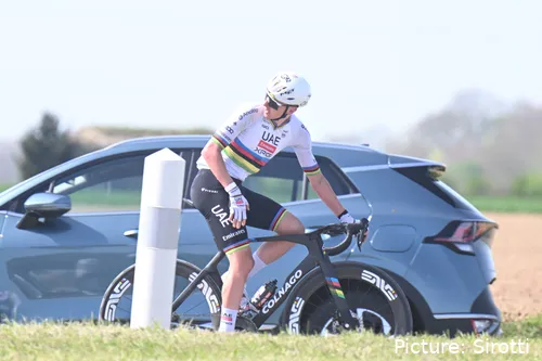Tadej Pogacar tijdens de kasseienverkenning voorafgaand aan Paris-Roubaix 2026