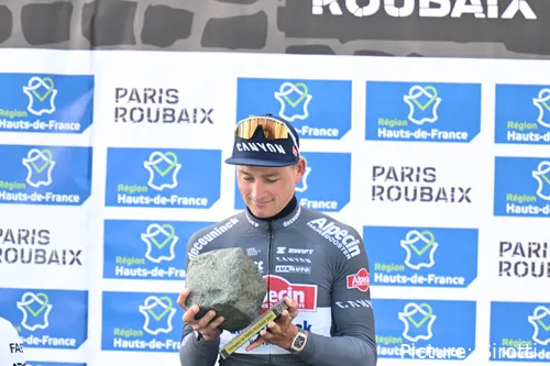 Mathieu van der Poel poseert met de trofee van Paris-Roubaix
