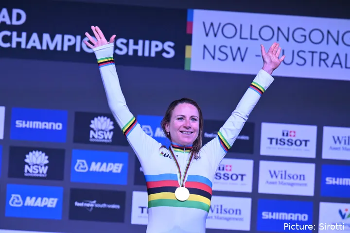 Ceremonia de podio de Annemiek van Vleuten tras ganar los Campeonatos del Mundo de Ruta UCI 2022, Wollongong