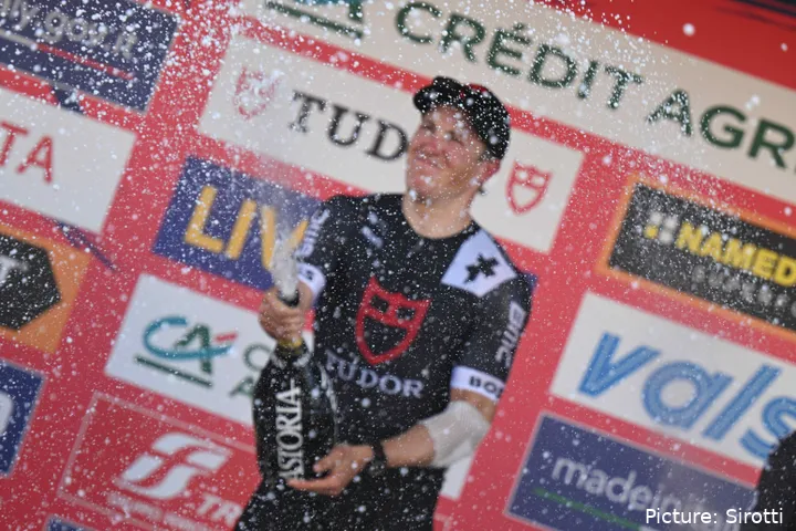 Arvid de Kleijn, celebrando una victoria en el podio de una carrera