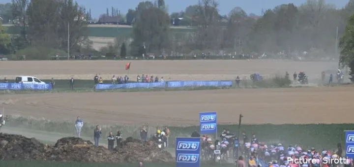 2022 Paris-Roubaix pelotón. @Sirotti