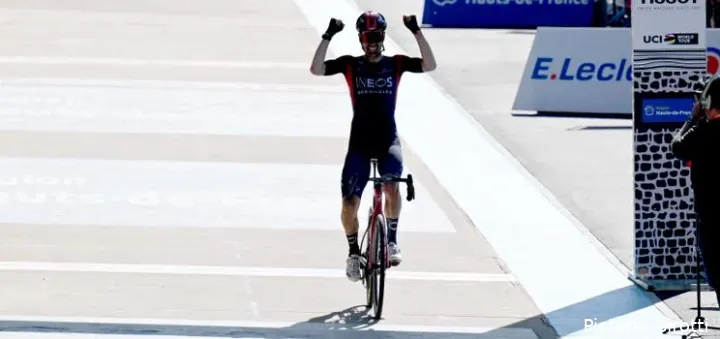 Dylan van Baarle celebra su victoria en la 2022 Paris-Roubaix. @Sirotti