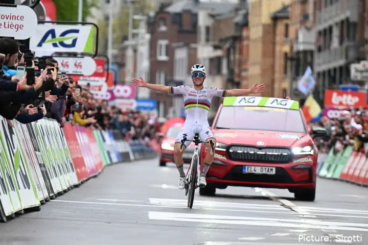 Remco Evenepoel gana Lieja-Bastoña-Lieja 2023 con el maillot arcoíris