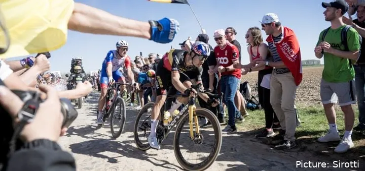 Wout van Aert y Stefan Küng ruedan en el Carrefour de l'Arbre en la 2022 Paris-Roubaix. @Sirotti
