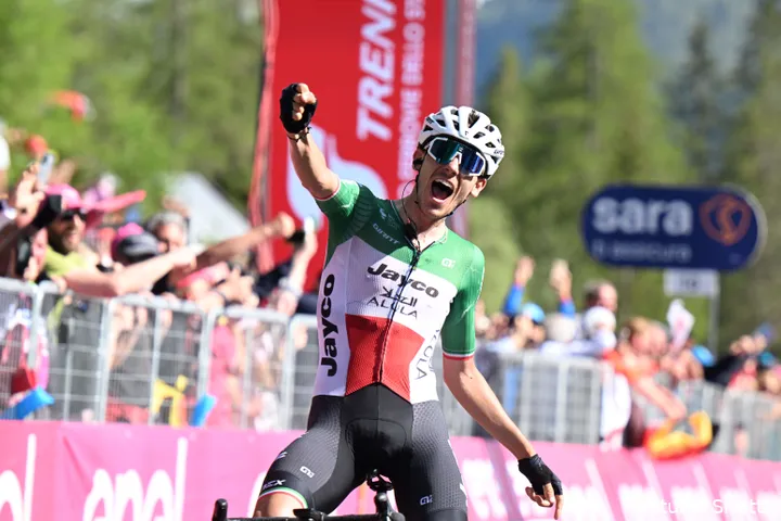 Filippo Zana, celebrando su victoria en el Giro de Italia con el maillot de campeón nacional