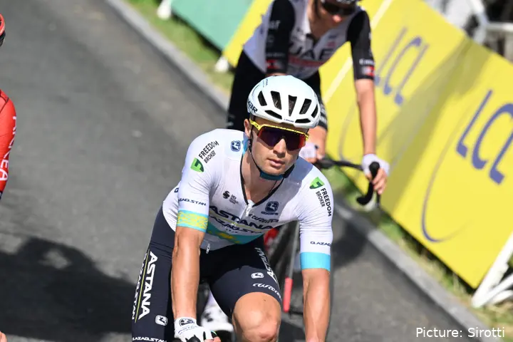 Alexey Lutsenko compite en el Tour de France como campeón nacional de Kazajistán