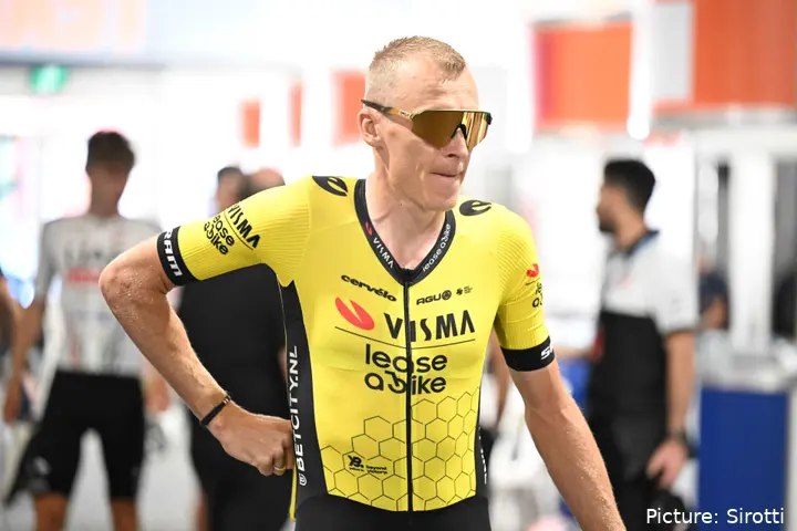 Robert Gesink compitiendo con Visma