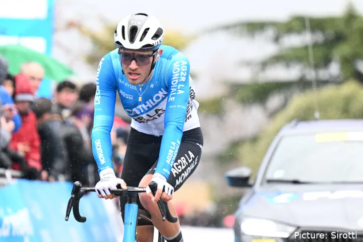 Bastien Tronchon, con el maillot del equipo Decathlon AG2R La Mondiale