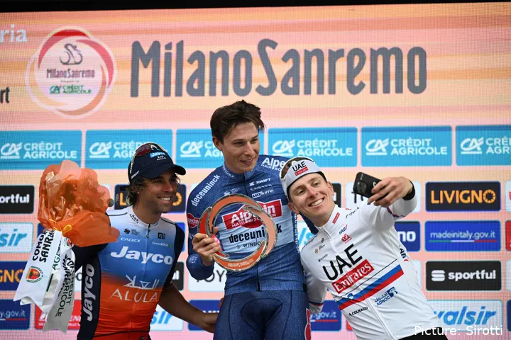 Matthews (izda.) y Pogacar (dcha.) subieron al podio de Milán-Sanremo 2024