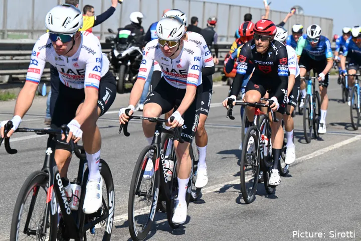 Tadej Pogacar, siguiendo a Domen Novak en la Milán-San Remo 2024