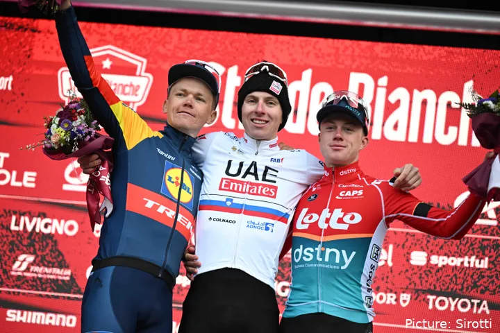Van Gils (R) terminó en el podio de Strade Bianche
