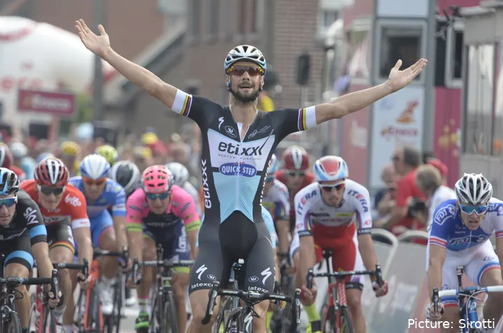 Tom Boonen celebra una victoria con los brazos en alto