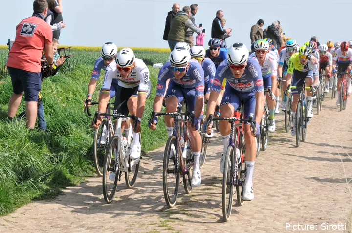 Pelotón de la París-Roubaix 2024. @Sirotti