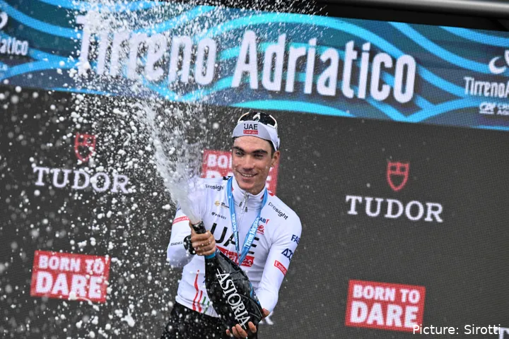 Juan Ayuso en el podio de la Tirreno Adriático 2024