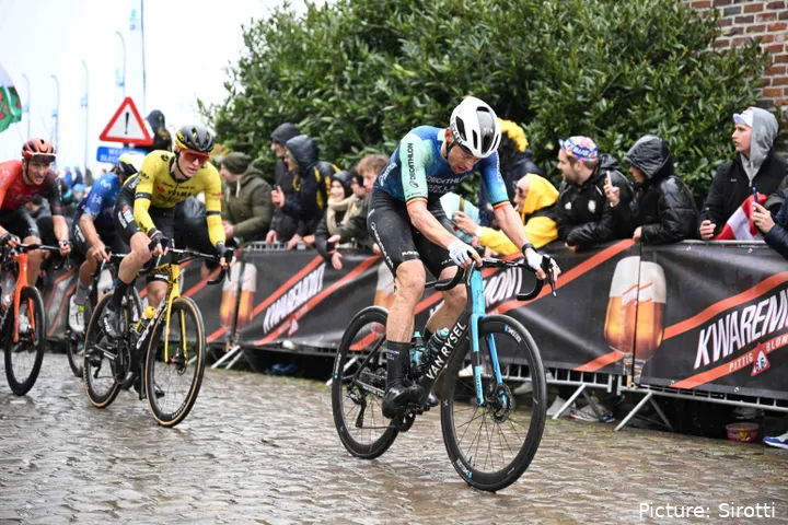 Oliver Naesen, en plena acción con el Decathlon AG2R La Mondiale