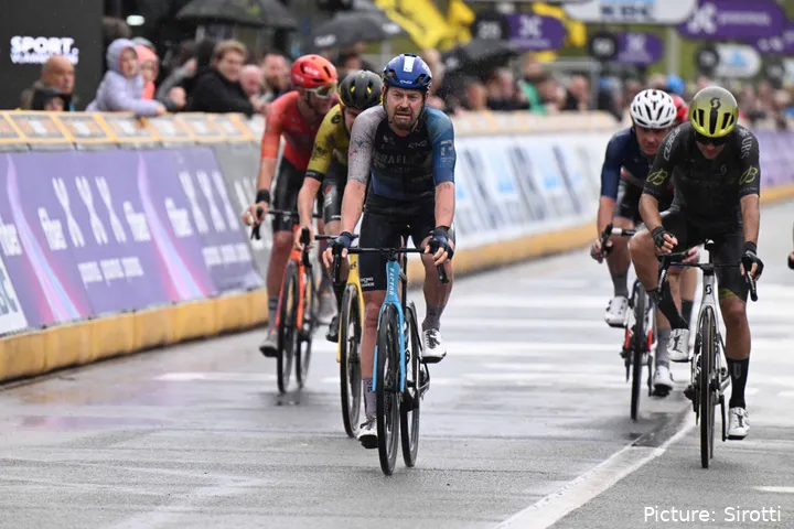 Riley Sheehan rozó la victoria en la etapa 2 de la Vuelta a Alemania 2025