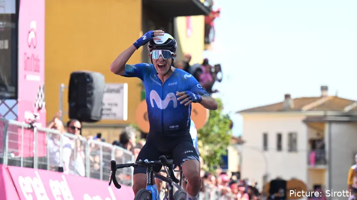 Pelayo Sánchez celebrando su victoria de etapa en el Giro de Italia 2024