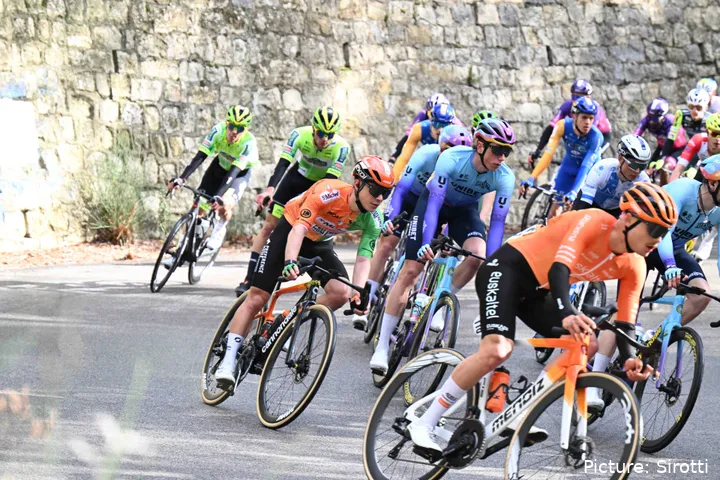 Euskaltel Euskadi, en plena acción durante una carrera