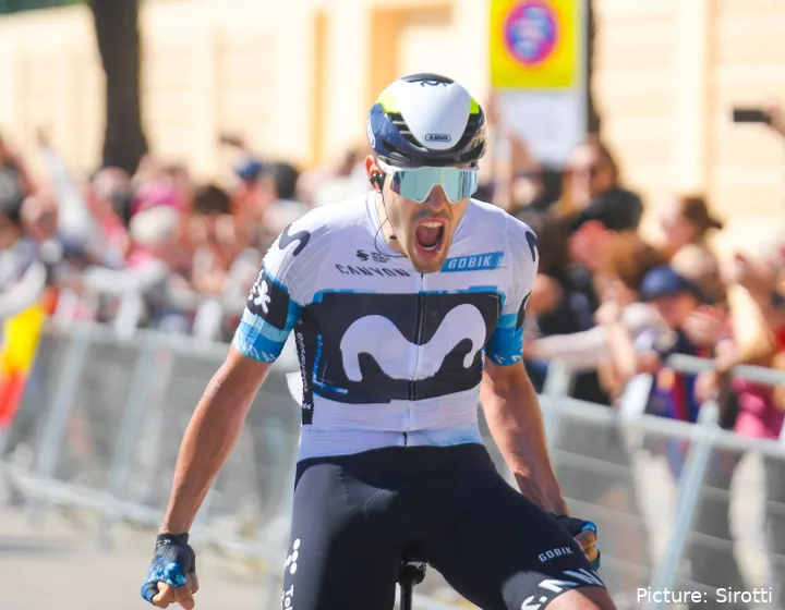 Jon Barrenetxea celebra su triunfo en la Vuelta a Andalucía 2025