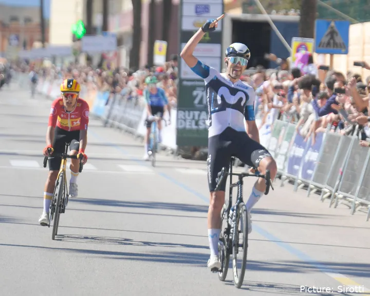 Jon Barrenetxea, celebrando su victoria en la Vuelta a Andalucía 2025