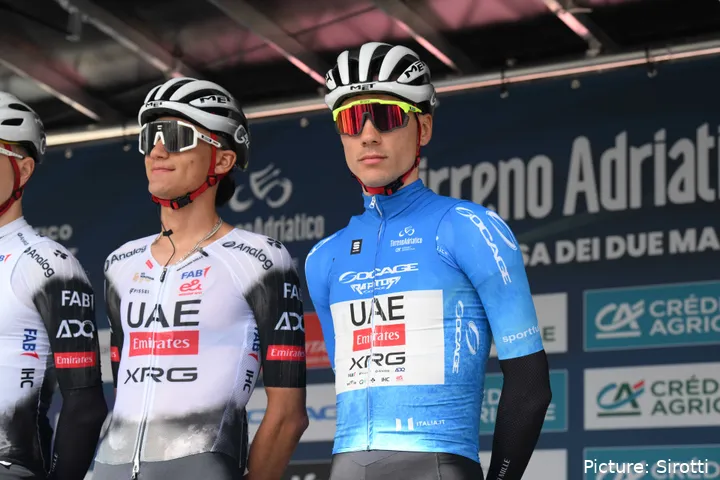 Isaac del Toro y Juan Ayuso, durante la Tirreno-Adriatico 2025
