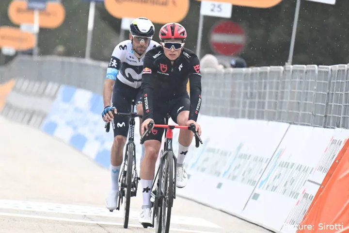 Pluimers, en plena carrera con un Movistar Team a rueda