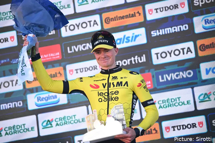 Ben Tulett celebra su 2º puesto en el podio final