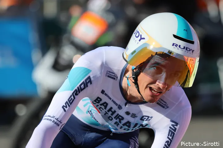 Pello Bilbao, gregario de lujo para Antonio Tiberi en este Giro de Italia 2025