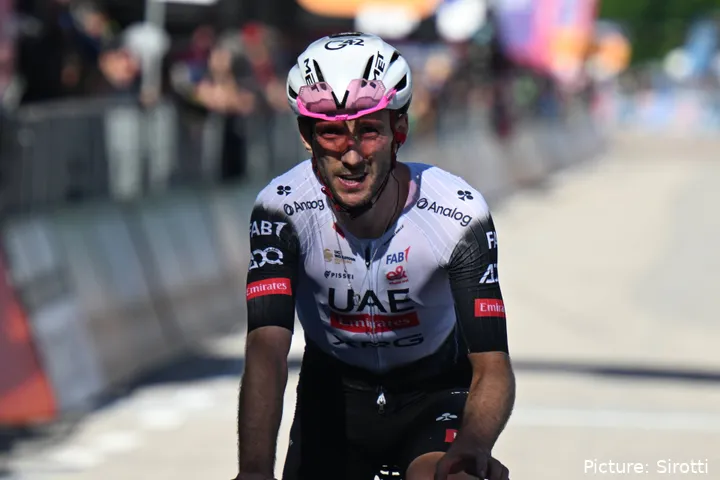 Adam Yates será uno de los principales gregarios de Tadej Pogacar en el Tour de Francia 2025