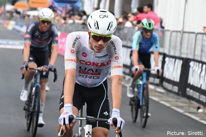Juan Ayuso abandonó antes de tiempo el Giro de Italia 2025