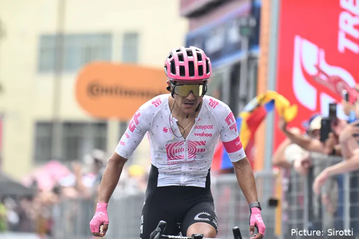 Richard Carapaz buscará ganar el Giro de Italia en la etapa 20