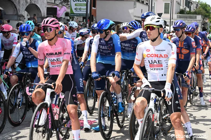 Isaac del Toro y Juan Ayuso, compañeros de equipo y rivales en el Giro de Italia 2025