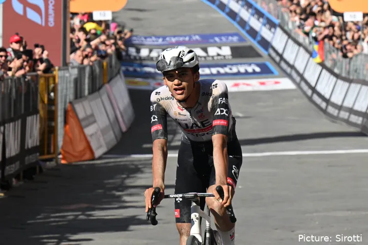 Isaac del Toro, líder del Giro de Italia 2025 tras la etapa 9
