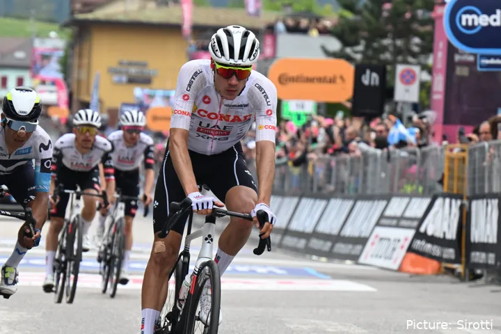 Juan Ayuso está viviendo una última semana de Giro de Italia 2025 de auténtica pesadilla