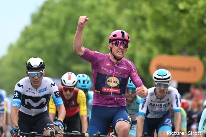 Orluis Aular, siendo superado por Mads Pedersen una vez más en 2025